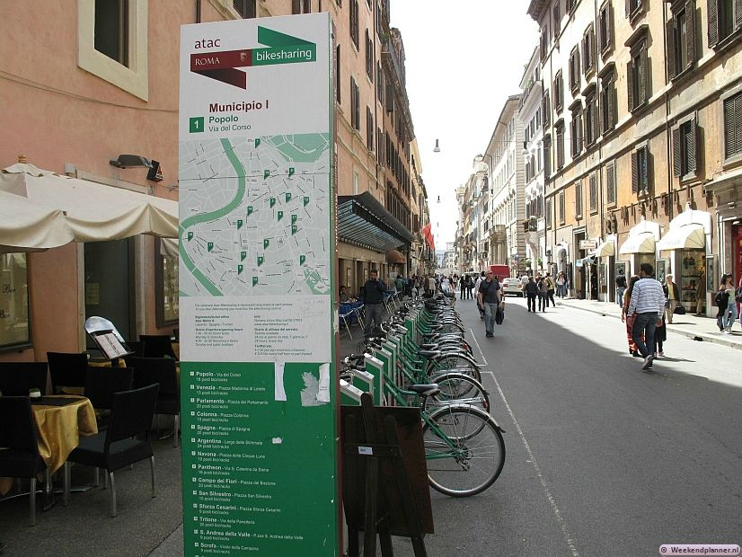 Rome kun je goed op de fiets verkennen. Bij dit soort stallingen kun je een fiets huren. Op de  Piazza di Spagna en in de nabijgelegen winkelstraat Via del Corso zijn ook stallingen.
