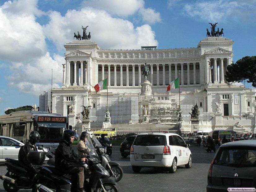 Het kruispunt Piazza Venezia ligt centraal in het toeristische Rome. Via de zijstraat Via Dei Fori Imperiali kom je in het Oude Rome met het Colosseum en via de winkelstraat Via del Corso loop je het "Moderne" Rome van een paar eeuwen geleden binnen.