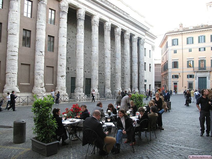 De Tempel van Hadrianus (tweede eeuw) op de Piazza di Pietra. Deze laatst overgebleven muur van de tempel is ingebouwd in de aandelenbeurs van Rome. Het straatniveau lag vroeger vijf meter lager. Bij de zuilen kun je tot op het vroegere straatniveau zien.