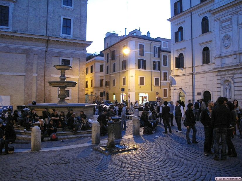 De straat Via Serpenti ligt vlakbij het het Colosseum. Rond dit pleintje vind je leuke restaurants en cafés. Op het plein is het 's avonds erg gezellig. Veel jongeren nemen hun eigen drank en snacks mee. Foto's van de wijk rond het Colosseum,  Colosseo.