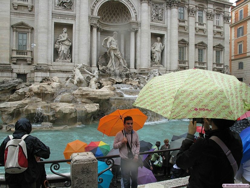 Dit is de Trevi Fontein (1762) in het "Moderne" Rome. Gooi je één muntje over je schouder dan zul je terugkeren, bij twee muntjes ontmoet je je geliefde in Rome en bij drie ga je trouwen. Pas op, sommige slimmerds tellen je muntjes voordat ze hun "move" maken. Tips: De attracties van Rome.