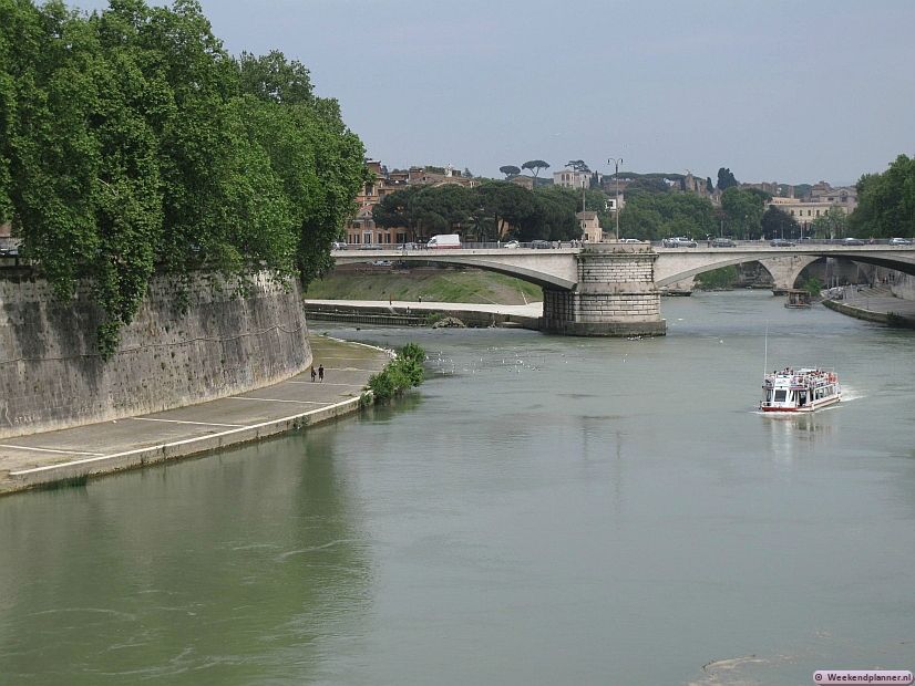Vanaf de Tiber heb je een heel ander zicht op het historische centrum van Rome. Je kunt in het centrum van Rome langs de oever van de Tiber wandelen. Er varen ook rondvaartboten. Tips: De attracties van  Rome.