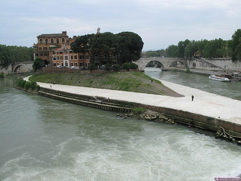 Het eilandje Isola Tiberina ligt in het centrum van Rome in de Tiber. Hier stond in de Oudheid een tempel in de vorm van een Romeins schip. Een deel van het stenen schip is nog te zien in de gevel van het restaurant op het eiland. Tips: De attracties van het  historische centrum van Rome.