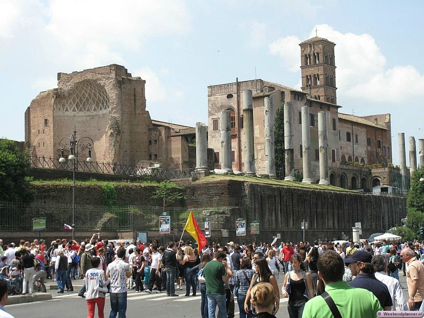 Het Forum Romanum was het centrum van het vroegere Rome. Het Colosseum staat naast het Forum en je kunt ze met hezelfde toegangskaartje bezoeken.