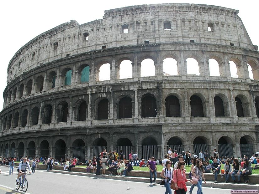Het Colosseum was het grootste amfitheater van het Romeinse rijk. Er konden wel 50.000 toeschouwers in. In de ochtend werd er gevochten met wilde dieren en in de middag waren er gladiatorgevechten. 