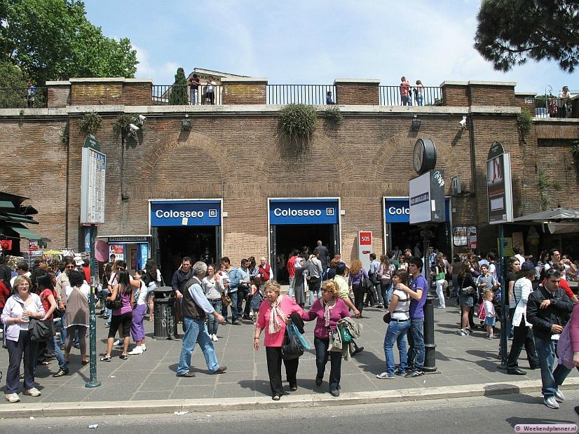 Naast het museum is het metrostation Colosseo. Als je het metrostation verlaat sta je tegenover het Colosseum.