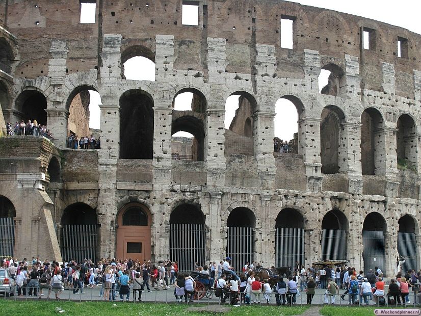 De Romeinse keizer Vespasianus liet in het jaar 69 na Christus het Colosseum als amfitheater bouwen op de plaats van een drooggelegd meertje. 