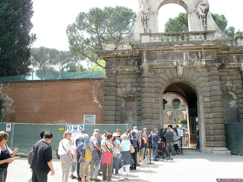 De ingang tot het Forum Romanum. De rij is hier minder lang dan voor het Colosseum maar je kunt je kaartje beter online kopen.  Tips: De attracties in de omgeving van het  Forum Romanum.