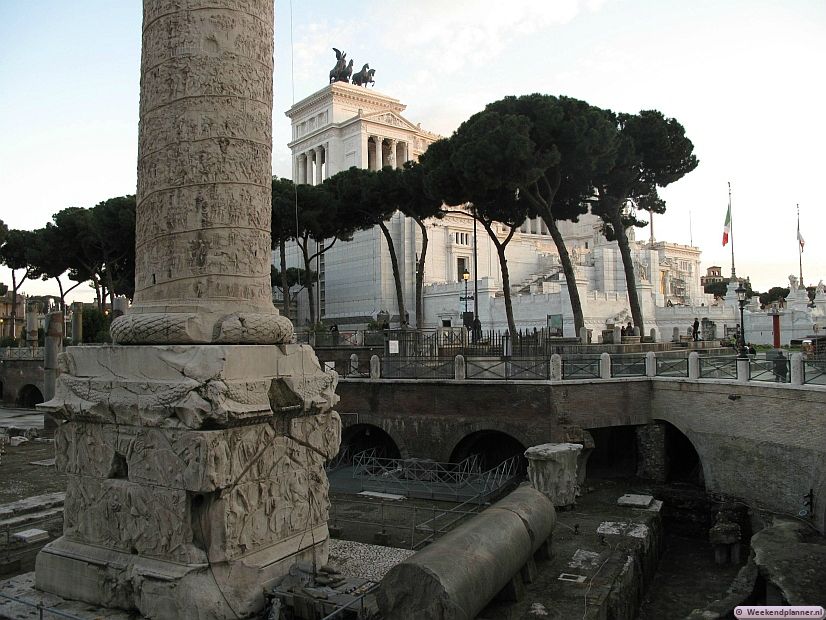 Op de Zuil van Trajanus zijn 114 scènes afgebeeld die de overwinning op Dacië beschrijven. Deze reliëfs zijn heel gedetailleerd, er worden zo'n 2500 mensen op afgebeeld.  Tips: De attracties van Rome.