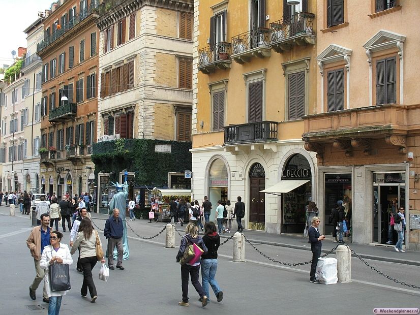 De Via del Corso is een leuke winkelstraat in het centrum van Rome met veel bekende winkels. Via de zijstraat Via dei Condotti kom je op het Piazza di Spagna. Tips: Shoppen in Rome.