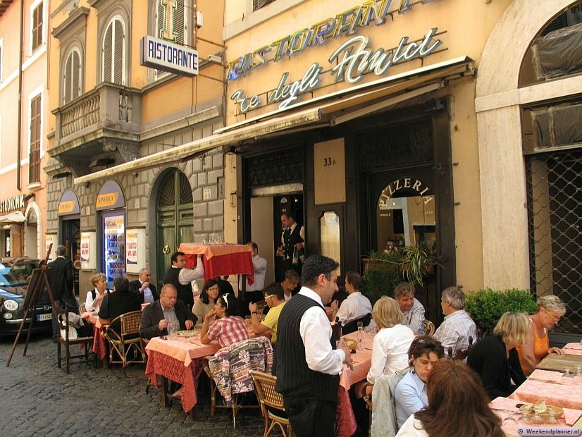 In de winkelstraat Via della Croce en zijstraten zijn goede en niet al te dure restaurants te vinden als Antica Enoteca en Re degli Amici (foto). Je kunt ook pizzapunten halen bij Grano Frutta e Farina Panificio en die op de Spaanse Trappen opeten. Dat laatste mag overigens niet.