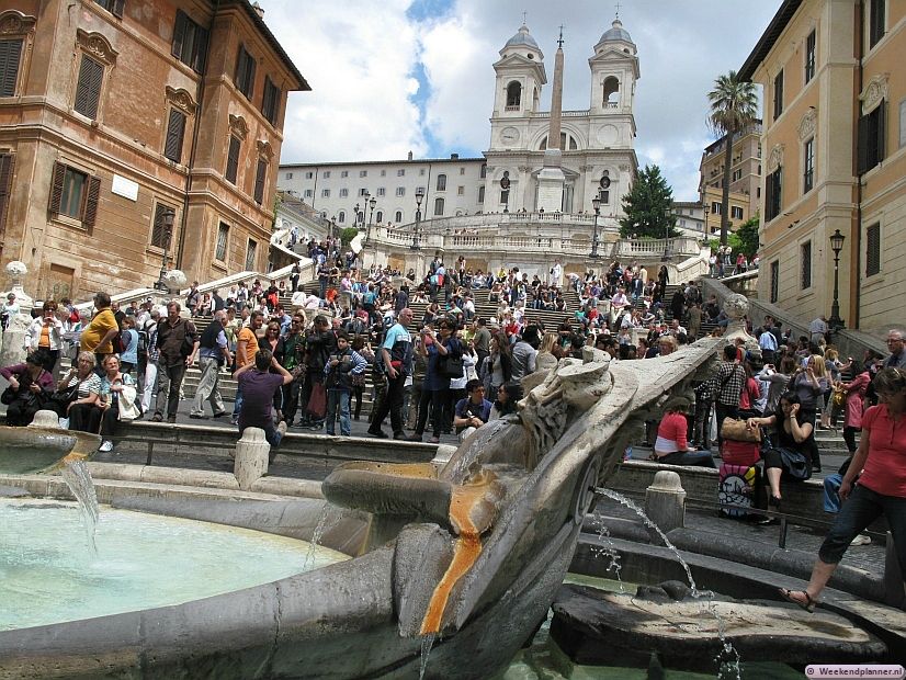 Op de Piazza di Spagna is het druk. Op de beroemde met de Spaanse Trappen zitten altijd veel toeristen. Foto's van het plein Piazza di Spagna.