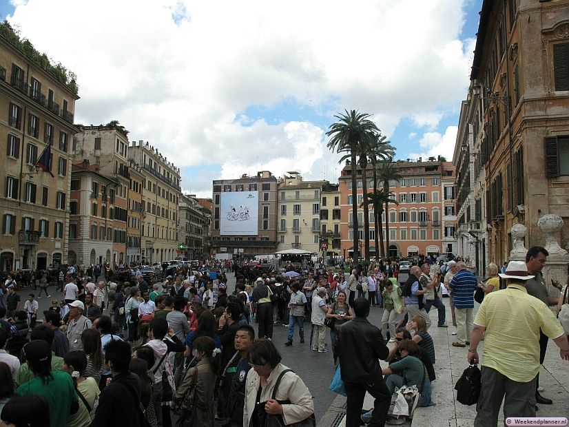 Het plein Piazza di Spagna is erg groot maar rond de fontein en de trappen is het altijd druk. Er is op het plein een metrostation: Station Spagna. Foto's van het plein Piazza di Spagna.