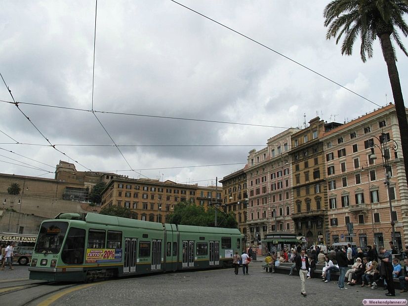 Op Piazza del Risorgimento zijn haltes voor trams en bussen naar andere delen van Rome. Het plein ligt vlakbij de ingang van het Sint Pietersplein. 