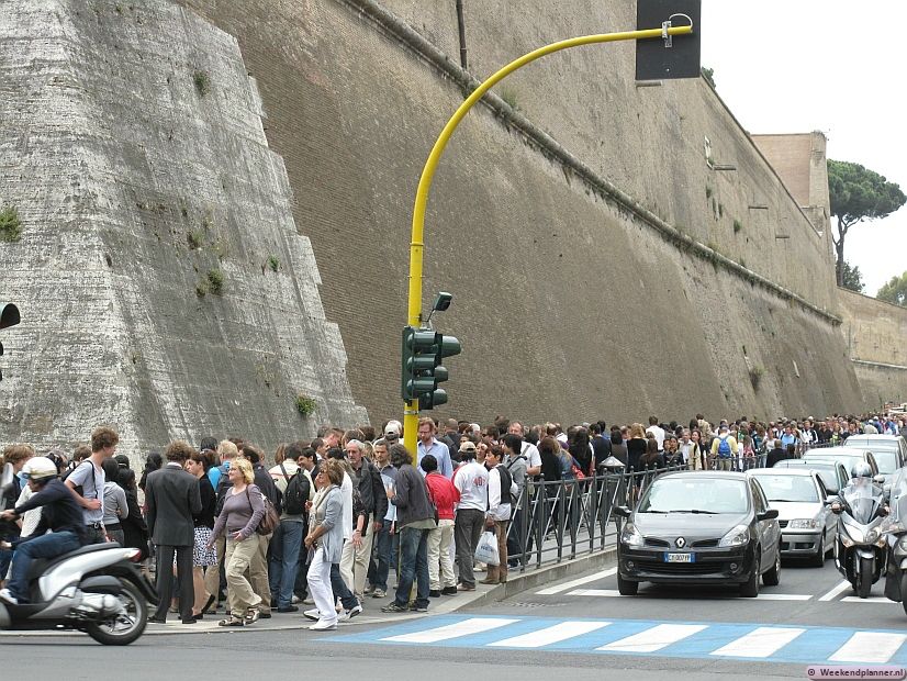 Dit is de rij voor de Vaticaanse Musea op een doordeweekse dag in mei. Voor groepen is er een aparte ingang dus als je van te voren een tour met gids regelt ben je sneller binnen. Als je kaartjes online koopt scheelt het in ieder geval één rij.  Tips: De attracties van de Vaticaanse Musea.