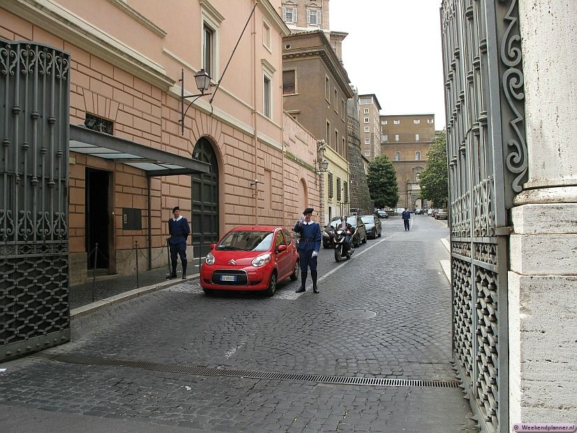 Een inkijk in Vaticaanstad. De bewakers maken deel uit van de Zwitserse Garde. Tips: Een bezoek aan Vaticaanstad in Rome.