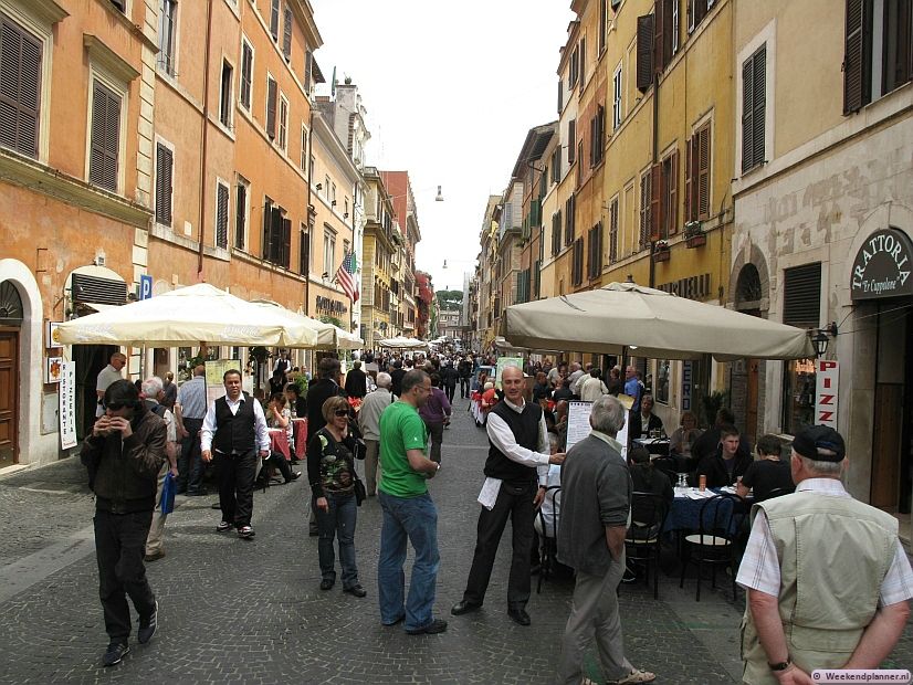 Vlakbij Vaticaanstad wordt veel geld verdiend aan toeristen. De straat Borgo Pio ligt vlakbij het Sint Pietersplein. Er zijn veel restaurants, cafés en souvenirwinkels.