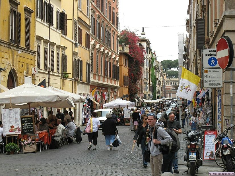 De restaurants in de buurt van het Sint Pietersplein staan erom bekend dat je de rekening goed moet controleren. Als je geen gedoe over de rekening wilt kun je beter ergens anders in Rome eten of drinken.  Tips: Zwendel in de restaurants met te hoge rekeningen.