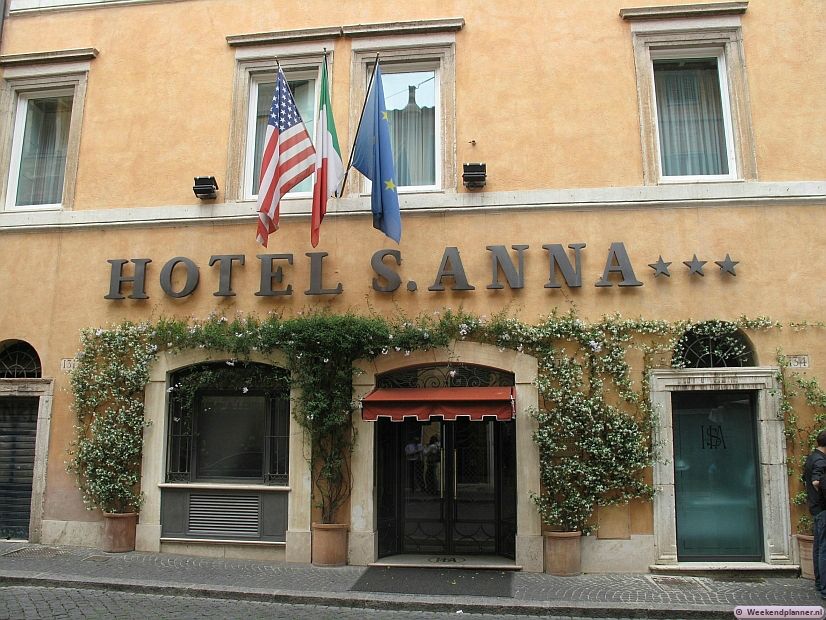 In Vaticaanstad zijn natuurlijk geen hotels maar er liggen verschillende hotels vlakbij. Zo is er het  driesterrenhotel Hotel Sankt Anna dat vlakbij Vaticaanstad in de straat Borgo Pio ligt.  Tips: De hotels in Rome.