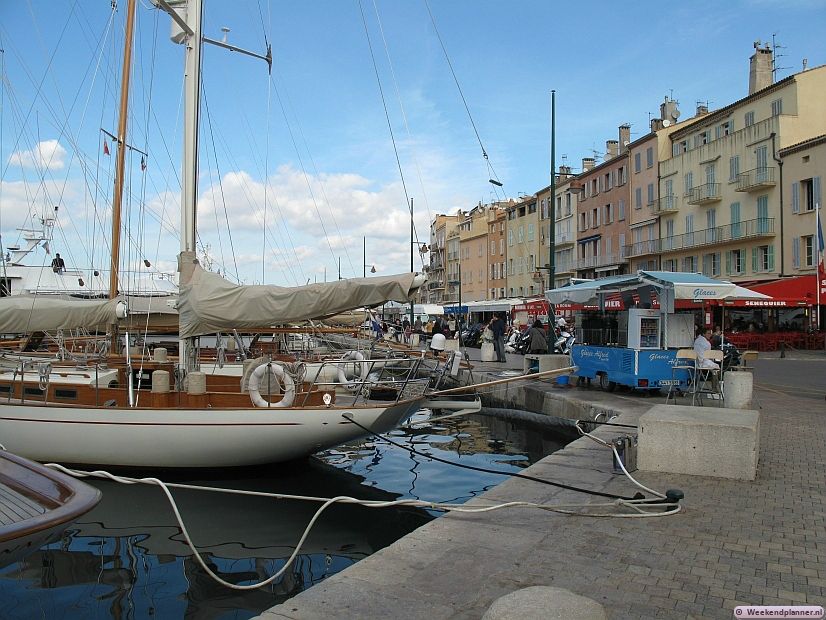 Je kent de haven van Saint-Tropez misschien van de films van de Franse komiek Louis de Funès over de gendarmes van Saint-Tropez. Het oude politiebureau uit de films staat op het plein de Place Blanqui. Tips: Bezienswaardigheden in de haven van Saint-Tropez.