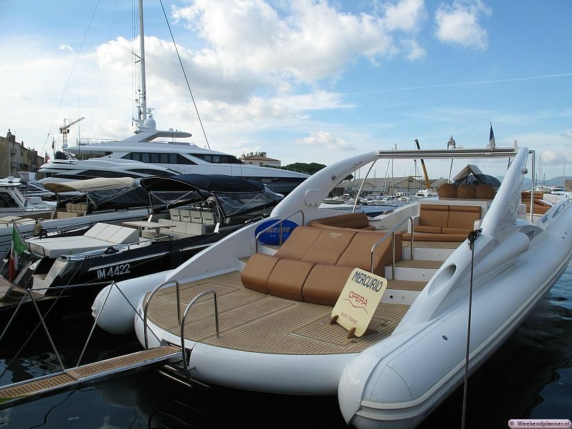 Mooie boten kijken is één van de attracties van Saint-Tropez.. Veel jachten, zoals het schip op de foto, zijn gehuurd. Tip: Er ligt in de zomer een jacht in de haven met de naam Centaura dat als hotel dienst doet. Voor liefhebbers van selfies misschien een idee. Tips: Overnachten in de haven van Saint-Tropez.
