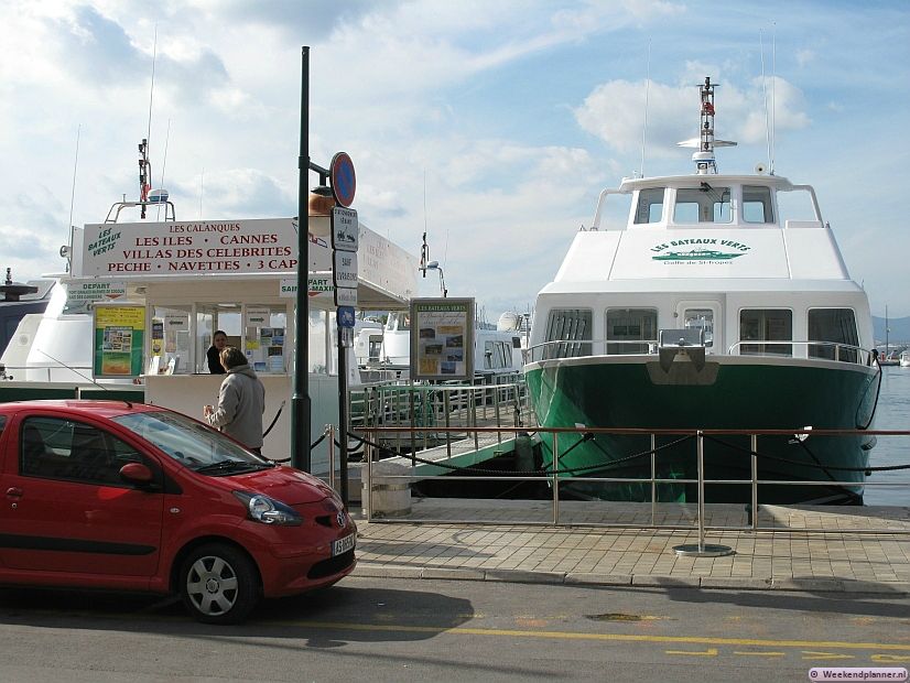Deze groene boten zijn veerboten. Als je in de zomer Saint-Tropez wilt bezoeken is parkeren in Saint-Tropez bijna onmogelijk. Ga naar een  haven in de nabijgelegen badplaatsen Saint Maxime of Port Grimaud en neem de groene veerboot naar Saint-Tropez.. Er gaat ook een boot naar Cannes.  Tips: Mooie badplaatsen aan de Côte d'Azur..