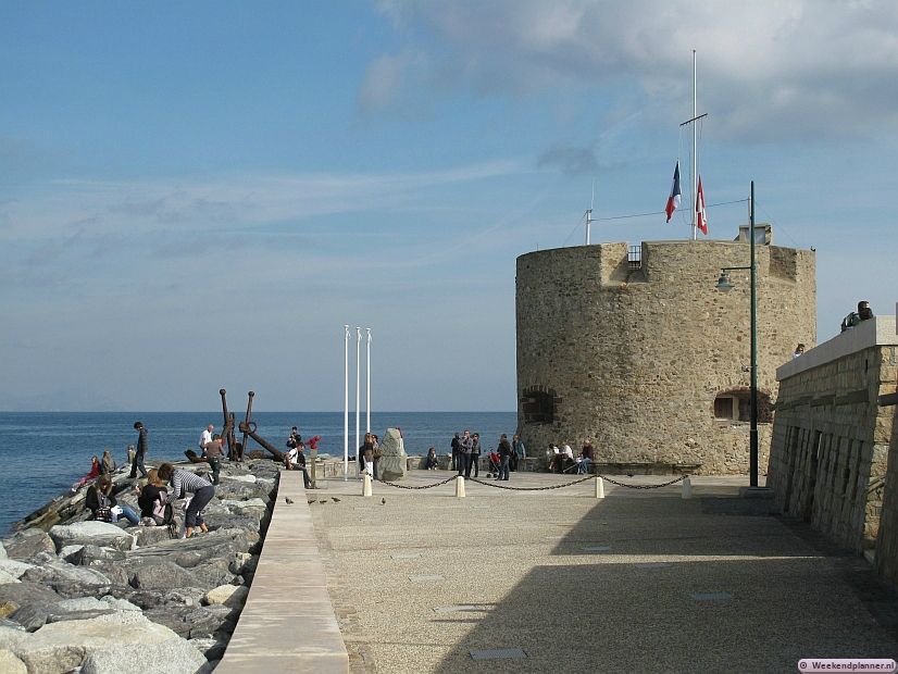 Dit is de 16de-eeuwse toren Tour de Du Portalet bij de uitgang van de haven. Bij deze toren is een ingang naar het oude centrum van Saint-Tropez, La Ponche. Foto's van het centrum van Saint-Tropez.