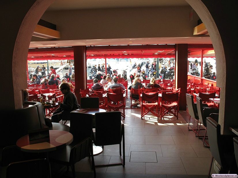 Als je graag ergens gezien wilt worden dan moet je hier op het terras een selfie maken voor je pagina op Facebook. Het is Cafe-Patisserie Senequier (1887) aan de kade Quai Jean Jaurès in de haven van Saint-Tropez. Tips: De attracties van Saint-Tropez.