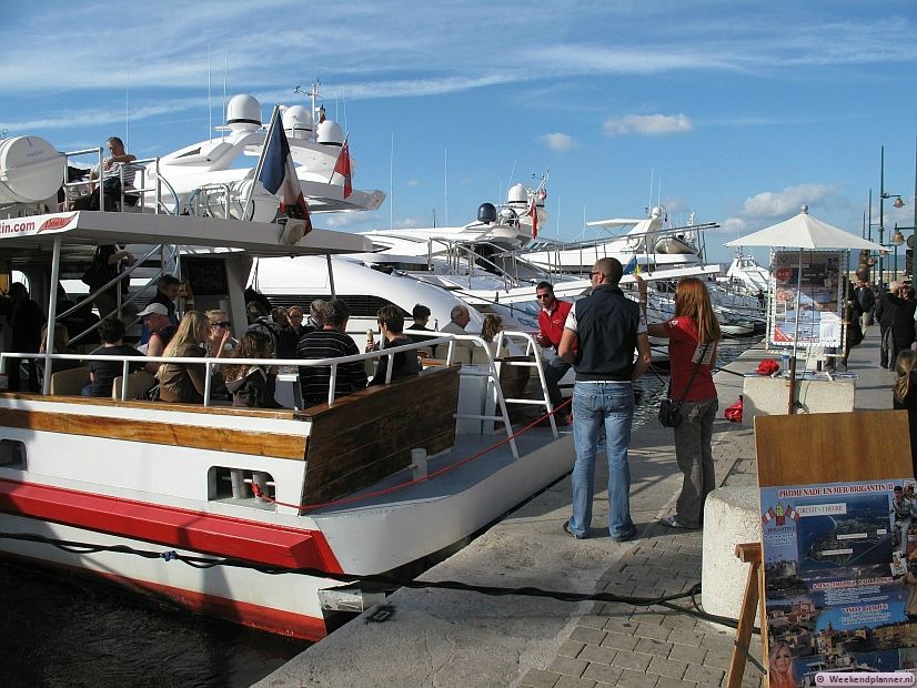 Met de rondvaartboot Bateau Brigantin II kun je langs de stranden en de huizen van beroemdheden in de Baie des Canoubiers varen. De boot vertrekt vanuit de haven van Saint-Tropez. Tips: Varen langs de kust bij Saint Tropez.