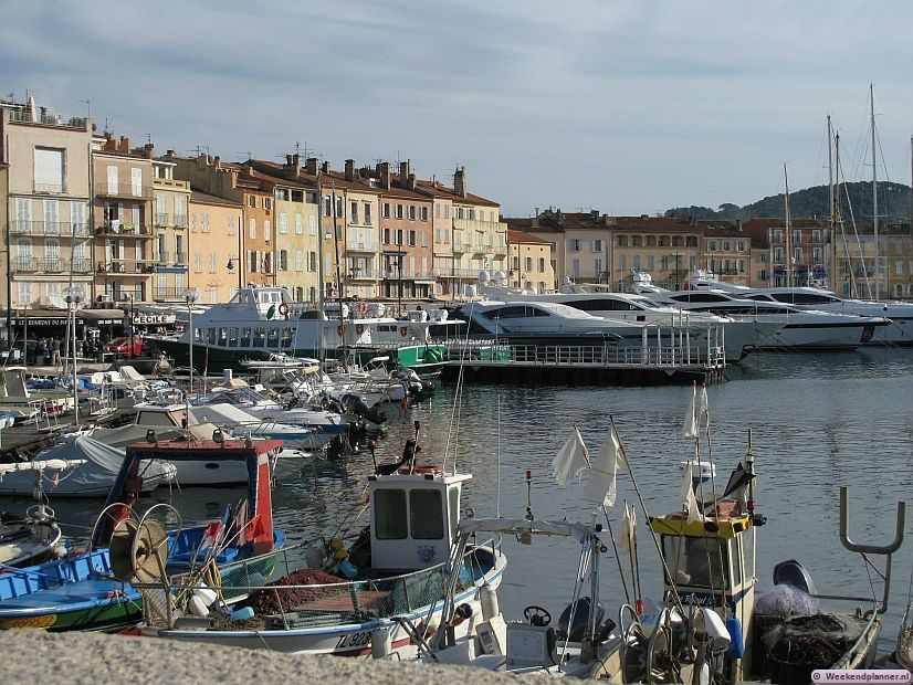 In de zomervakantie valt het niet op maar in het voorjaar en in het najaar kun je weer zien dat Saint-Tropez ook een vissersdorp is. Als de vloot van dure jachten de haven verlaten hebben blijken er ook kleine vissersboten in de haven te liggen.  Tips: Een paar dagen in Saint-Tropez.