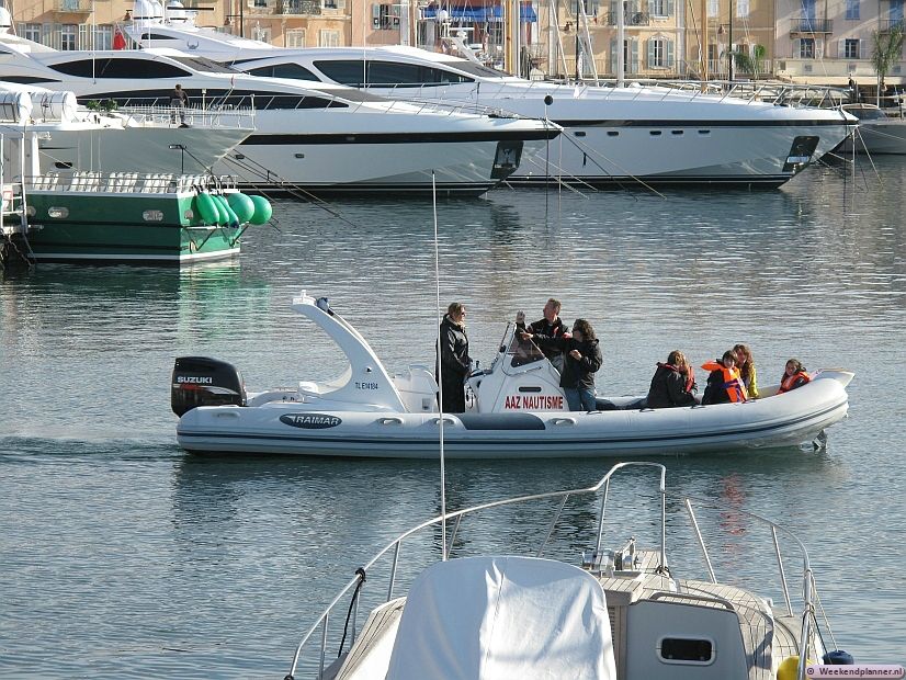 Enkele mooie boten in de haven van Saint-Tropez. Op de voorgrond zie je een huurboot uit de badplaats Saint Raphael / Frejus. Tips: Varen langs de kust bij Saint Tropez.