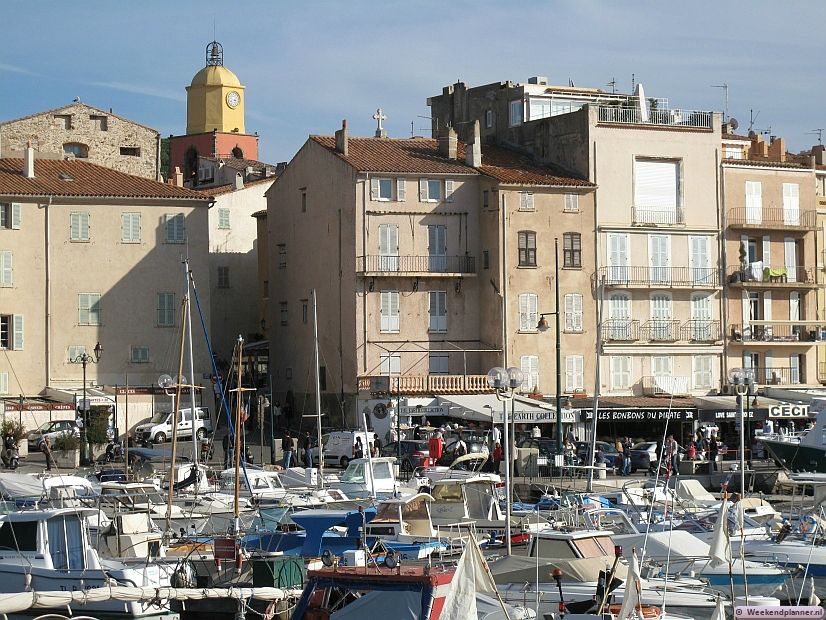 Ooit was Saint-Tropez een vissersdorp. Het oude deel van Saint-Tropez met zijn smalle straatjes en marktplein ligt naast de haven. Het is de wijk La Ponche. Foto's van het centrum van Saint-Tropez.