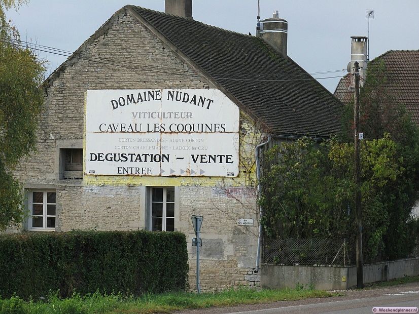 Bij alle wijnboeren en wijnhandelaren in de omgeving van Beaune waar u het bordje met de tekst ‘De Vignes en Caves' ziet kun je zonder afspraak wijnproeven. Tip: De omgeving van Beaune.