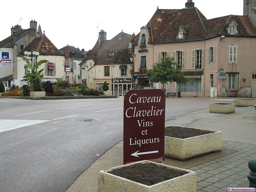 Het dorp Nuits-Saint-Georges ligt in Bourgondië tussen de wijngaarden van Côte de Nuits. Als je wilt kennismaken met de wijnen en het eten van Bourgondië dan is dit de plaats om naartoe te gaan. Er zijn dan ook genoeg hotels en pensions te vinden.  Tip: Het wijndorp dorp Nuits-Saint-Georges .