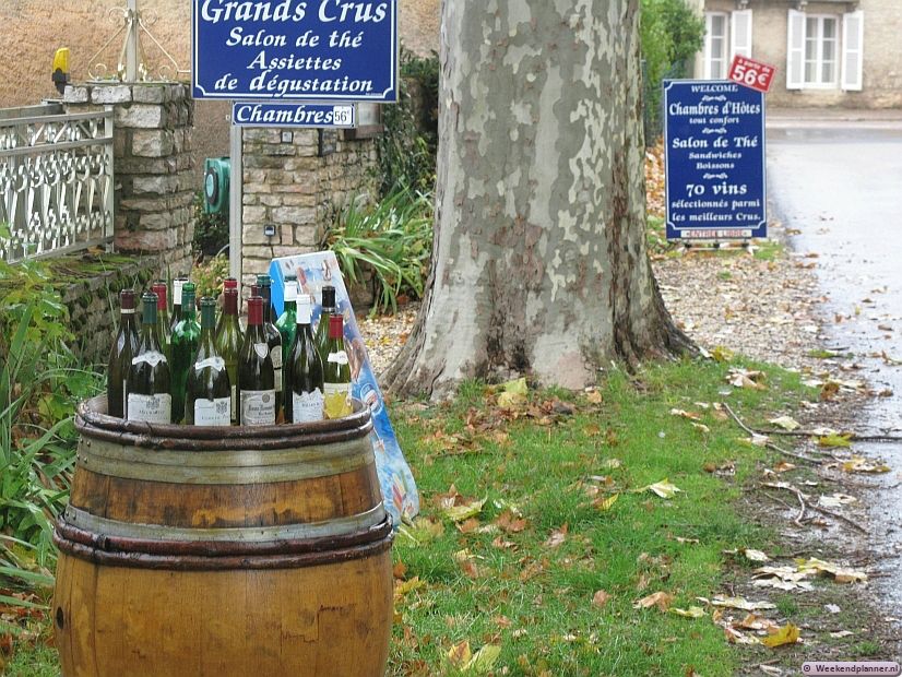 Met borden worden de boerderijen en winkels aangegeven waar je wijn kunt proeven en kopen. Als je de borden 'Vignes en Caves' ziet ben je altijd welkom om wat wijn te komen proeven. Tip: Wijnproeven in Bourgondië.