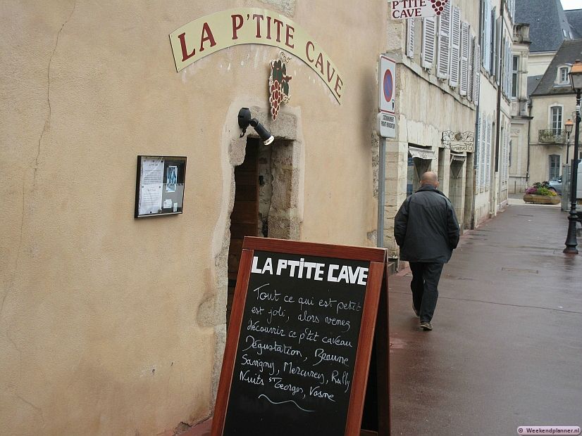 P' Tite Cave is één van de vele wijnkelders in de stad Beaune. Hier kun je veel leren over de wijn en als je wilt de heerlijke wijn uit de omliggende wijnregio Côte de Nuits kopen. Men spreekt hier ook Engels. Adres: Avenue de la République. Tips: De attracties van Beaune.