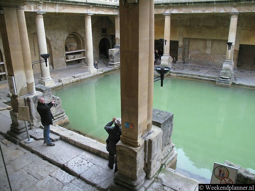 De Roman Baths is tegenwoordig een mooi museum waar de geschiedenis van de plek multimediaal te zien en te horen is. In de baden lopen acteurs in middeleeuwse kledij rond die je laten zien hoe men vroeger op deze plek leefde. Tips: De Roman Baths en de Grand Pump Room.