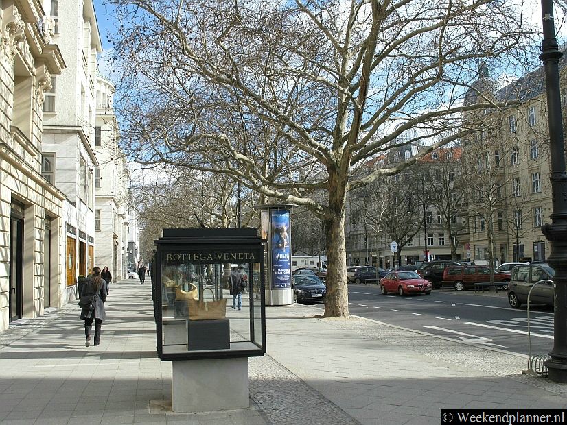 De meest bekende winkelstraat van Berlijn is de Kurfürstendamm. De Kurfürstendamm is erg lang maar de leukste winkels vind je in de buurt van de metrostations Kurfürstendamm en Uhlandstraße.  Tips: Foto's van de Kurfürstendamm en omgeving.