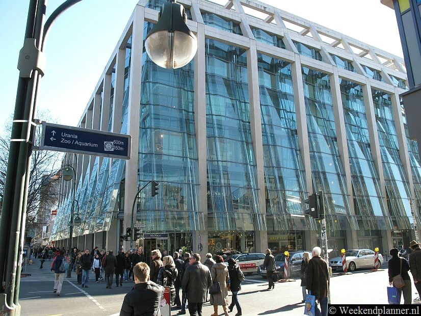 De brede Tauentzienstraße is één van de beste winkelstraten van Berlijn. Je loopt van de Kürfurstendam door de Tauentzienstraße naar het reusachtige warenhuis Kaufhaus des Westens. Tip: De warenhuizen en winkelstraten in Berlijn.