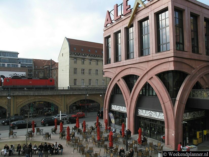 Het grote winkelcentrum Alexa ligt vlakbij de Alexanderplatz. Rond de Berlin-Alexanderplatz  is het goed winkelen. Zo  zijn er grote vestigingen van elektronica gigant Saturn en het warenhuis Galaria Kaufhof. Tips: Shoppen in Berlijn..