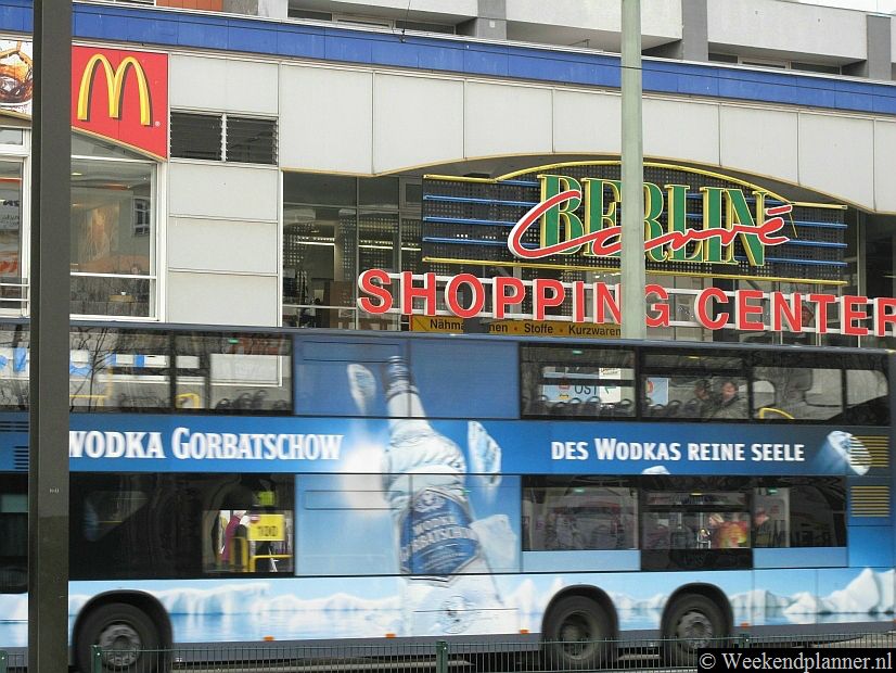 Een klein winkelcentrum in de buurt van Alexanderplatz in de wijk Berlin-Mitte. Tips: De attracties van Berlijn..