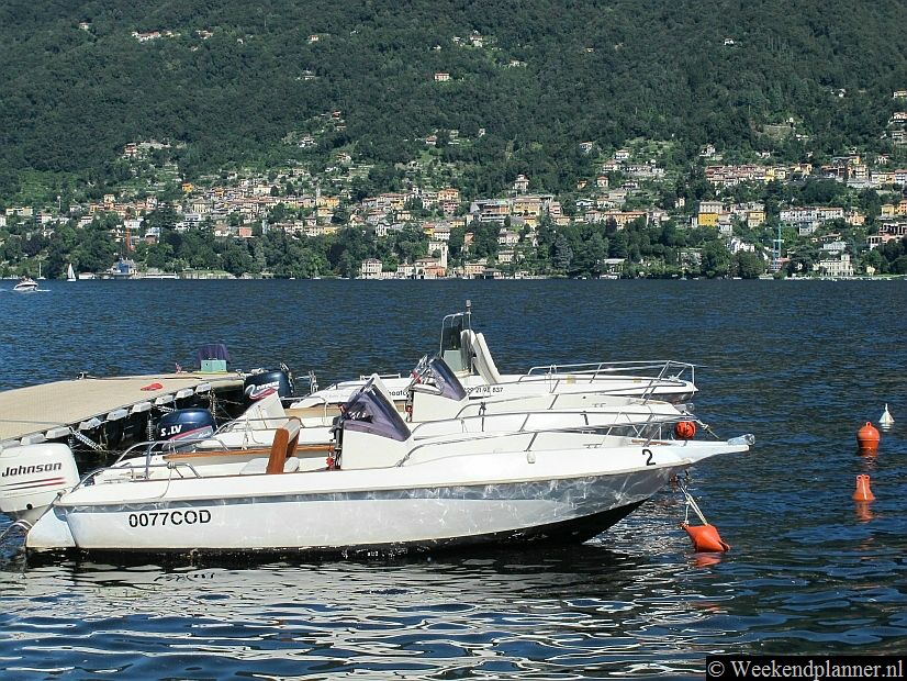 Dit soort bootjes kun je in Cernobbio huren. De boten zijn overigens niet zo snel als ze eruit zien. Foto's van een bezoek aan het Comomeer.