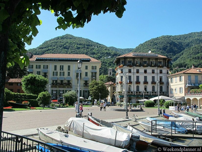 Cernobbio is centraal gelegen aan het Comomeer. Hier zie je de haven met het plein. Op de achtergrond liggen Hotel Regina Olga en Hotel Albergo Miralogo. De veerboten naar Como en naar andere plaatsen aan het Comomeer leggen hier vlakbij aan. Tips: De mooiste dorpen aan het Comomeer.