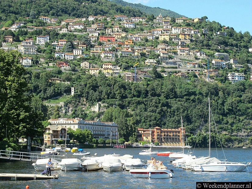 Het grote witte gebouw aan het meer is het beroemde Villa d'Este in Cernobbio. Het Reanaissance gebouw stamt uit de de 16e eeuw en is sinds de 19de eeuw een luxueus hotel. Tips: Reserveer voordelig een kamer in dit hotel.