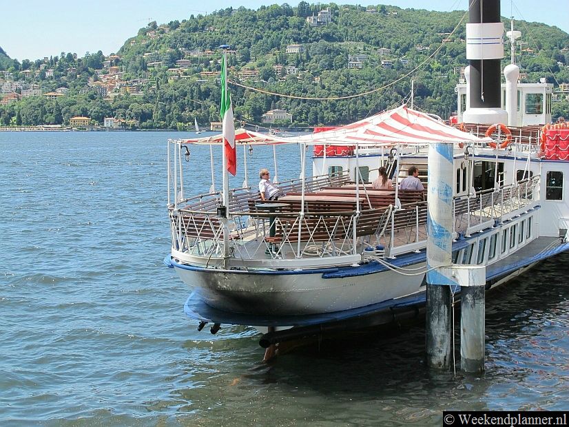 De veerhaven ligt vlakbij het treinstation van Como. Daar is een grote parkeergarage. Kaartjes koop je gewoon bij de kiosk op de pier. Aan boord zijn de kaartjes een euro duurder. Tips: De veerboten van Como.