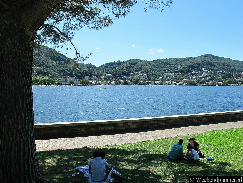 Het Comomeer is een bergmeer dus diep en altijd koud. Pas dus op met zwemmen. De meeste mensen houden het bij pootjebaden, varen en zonnebaden. Tips: Mooie dorpen aan het Comomeer.