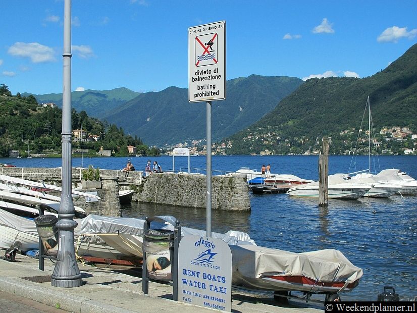 De botenverhuur van Cernobbio. De veerrboot uit Como legt hier vlakbij aan. Het Comomeer heeft de vorm van een omgekeerde Y. In het midden van de Y is het meer op zijn mooist. vaar naar plaatsen als Bellagio, Menaggio, Tremezzo en Varenna. Foto's van Cernobbio en het Comomeer.