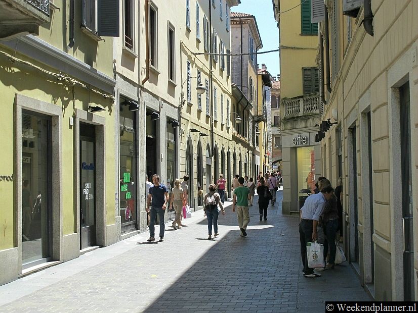De smalle Via Vittorio Emanuele II is de belangrijkste winkelstraat van Como. Het is een straat met veel kleine winkeltjes. Tips: De attracties van Como.