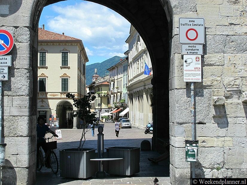Het grootste deel van de binnenstad van Como is voetgangerzone. Het station, het busstation en de parkeergarage liggen echter maar een paar minuten lopen van het centrale plein  de Piazza Duomo. Tips: De autosnelweg  naar Lugano en de St-Gotthardtunnel.