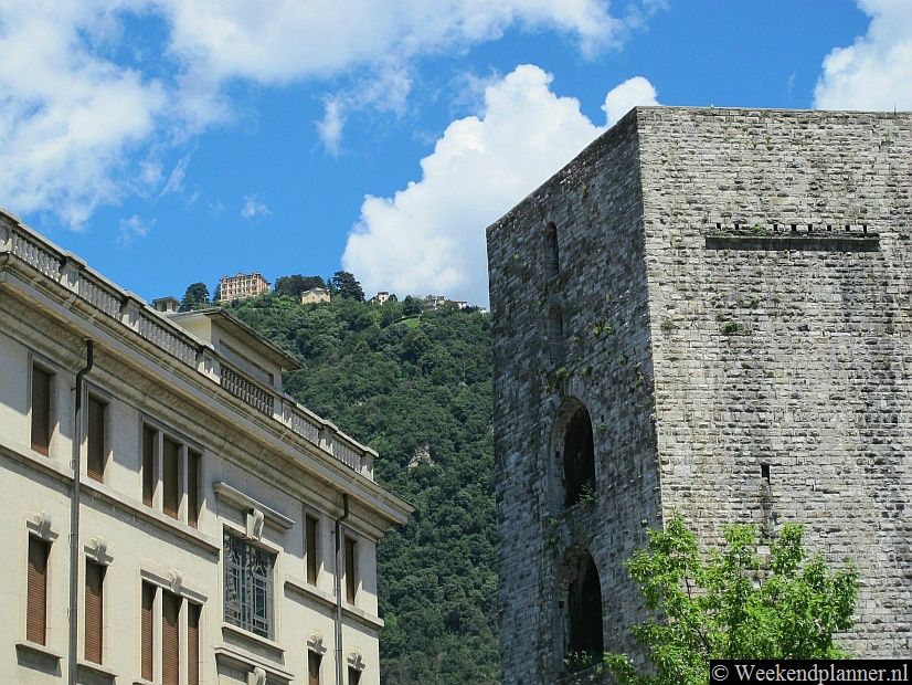 Met een tandradtreintje kun je naar de Monte Brunate, 682 m boven de stad. Vanaf de berg heb je een prachtig uitzicht op de stad, het meer en natuurlijk de Alpen. Het kabeltreintje vertrekt vanuit Como vlakbij het busstation bij het meer. Tips: Vakantie in Noord-Italië.